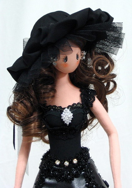 Кукла в черном платье и большой шляпе