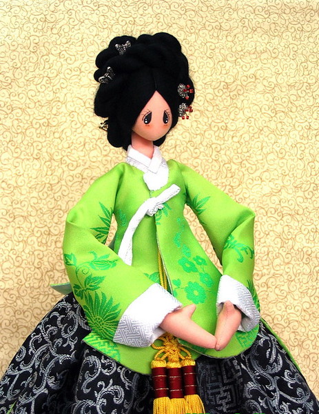 Кукла в зеленом кимоно