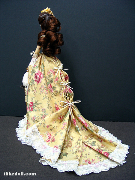 Кукла в платье со шлейфом и кружевом