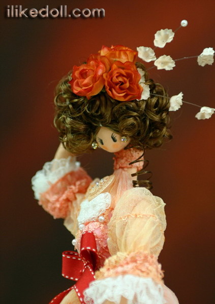 Кукла с пышной прической и розами в волосах