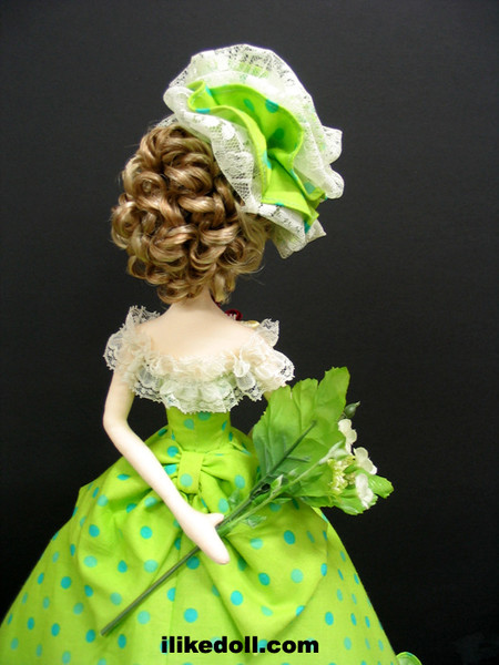 кукла в зеленом платье в горошек