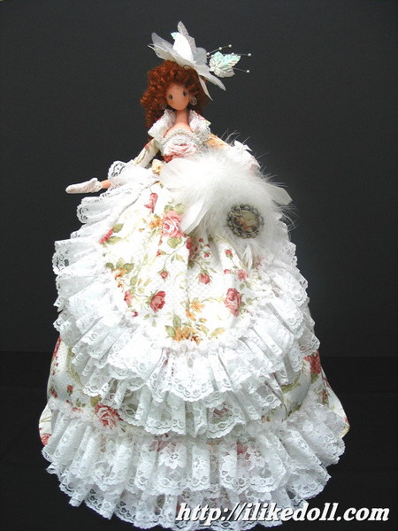 Кукла в белом платье маркизы