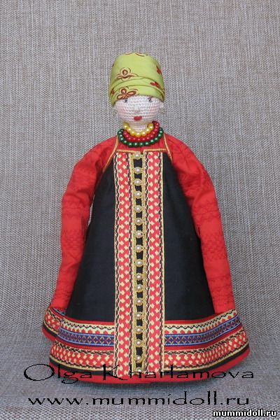 Сувенирная кукла в традиционном русском сарафане