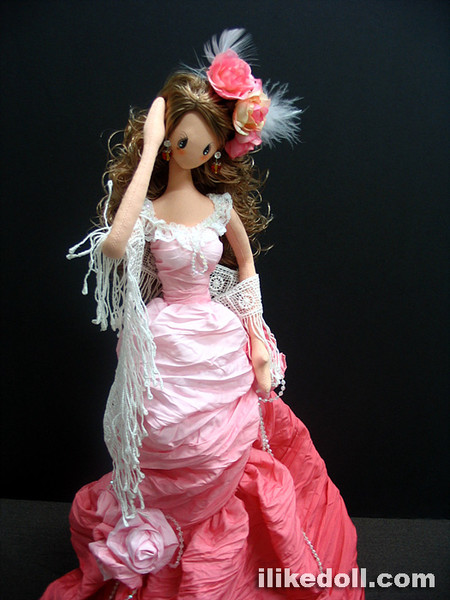 Кукла в розовом платье и украшением на голове