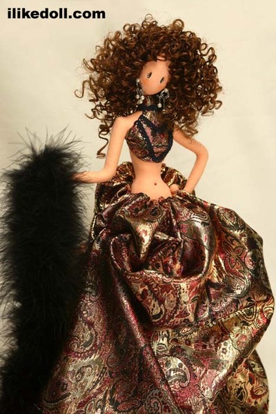 Кукла в коричневом с меховым манто
