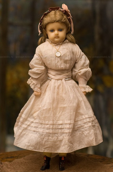 Восковая кукла в розовом платье