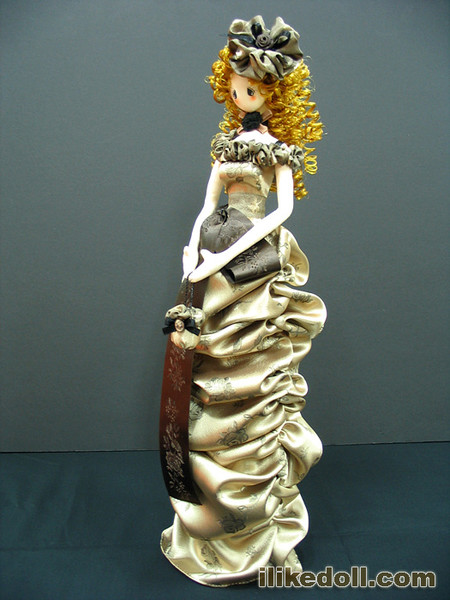 Кукла в серебристом платье с драпировкой