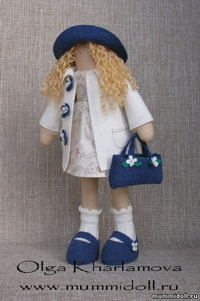 Текстильная кукла в синей шляпе