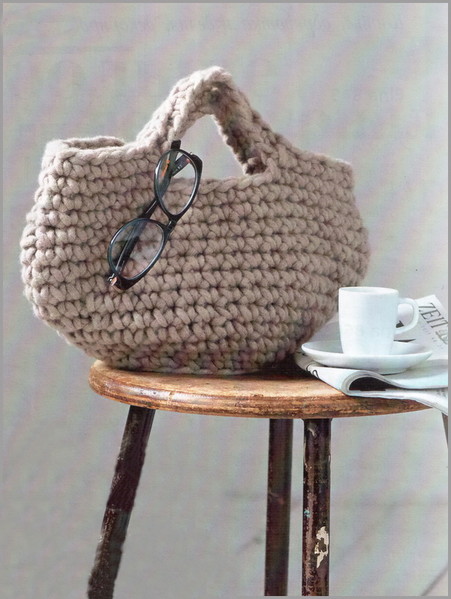 Дизайнерская сумочка выполненная крючком крупной вязкой